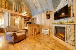 Antlers Point Cabin with Patio in Branson!